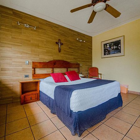 Hotel Posada Santa Fe Sabinas Екстер'єр фото