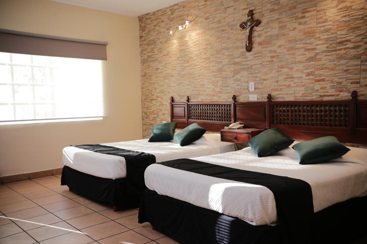 Hotel Posada Santa Fe Sabinas Екстер'єр фото