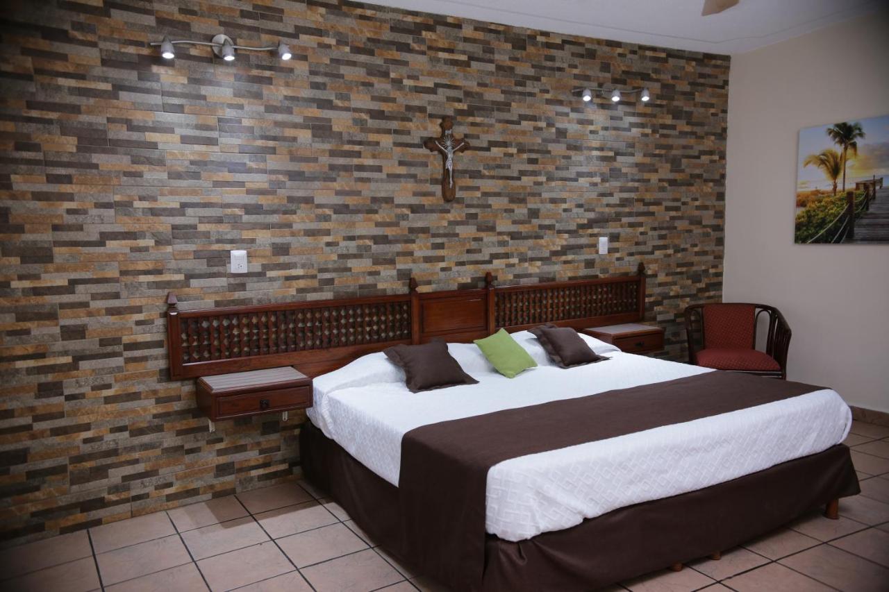 Hotel Posada Santa Fe Sabinas Екстер'єр фото