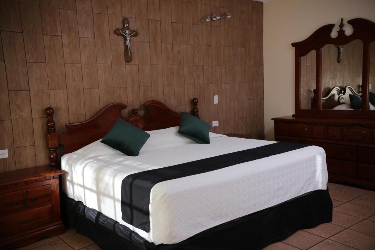 Hotel Posada Santa Fe Sabinas Екстер'єр фото