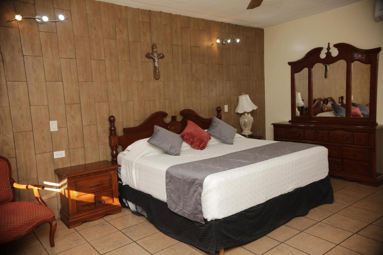 Hotel Posada Santa Fe Sabinas Екстер'єр фото