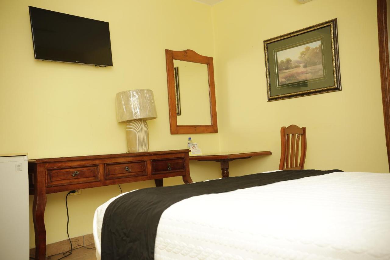 Hotel Posada Santa Fe Sabinas Екстер'єр фото